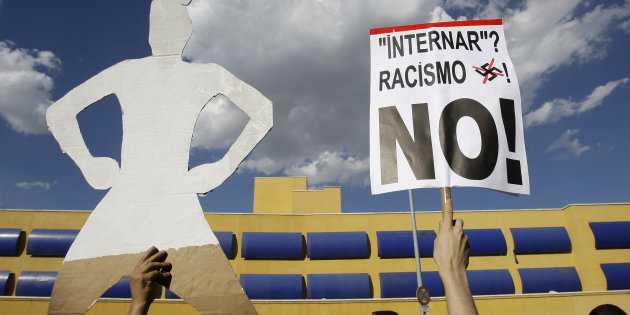 imagen de un cartel en una concentración anti racismo