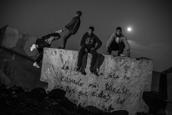 Imagen de varios jóvenes en el puerto de Melilla