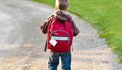imagen de un niño con una mochila