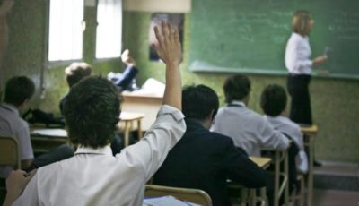 un alumno alza la mano en una clase