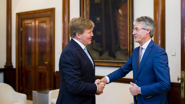 Imagen del rey Guillermo de Holanda con el ministro de Educación