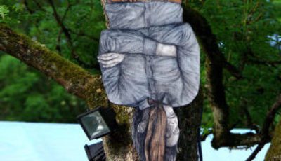 dibujo de una persona colgada de un árbol