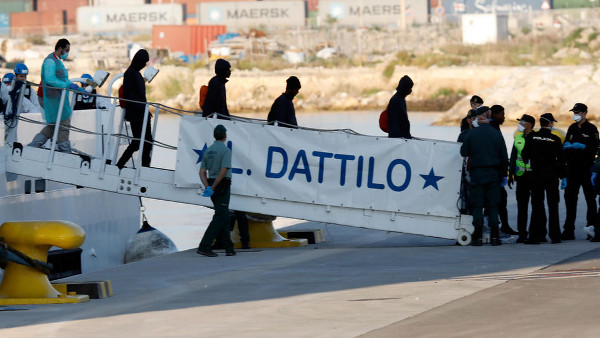 Imagen de los inmigrantes bajando del Aquarius en Valencia