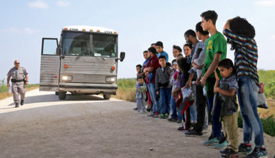 Imagen de un grupo de menores que van a subir a un autobús