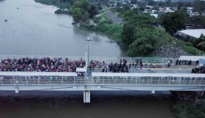 Imagen de parte de la caravana cruzando un puente en Guatemala