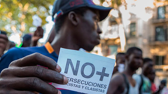 Imagen de un joven subsahariano en una manifestación contra el racismo