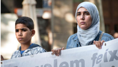 imagen de una mujer con hijab y un niño en una manifestación