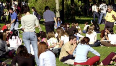 imagen de grupos de jóvenes sentados en jardines