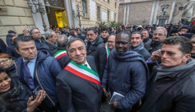 imagen del alcalde de Palermo rodeado de seguidores