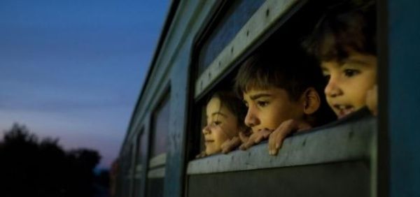 imagen ded varios niños asomados a la ventanilla de un tren