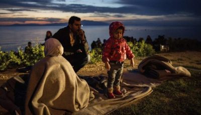 una familia de refugiados en la isla griega de Lesbos