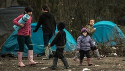 Imagen de varios niños en un campamento de refugiados