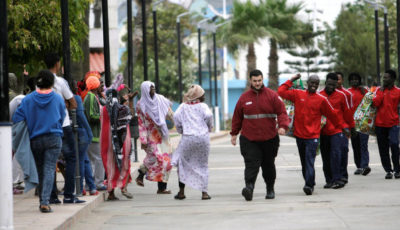 un grupo de inmigrantes en Melilla