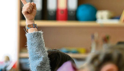 imagen de la mano alzada de un alumno en una clase
