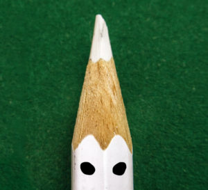 Imagen de un lápiz blanco con ojos simulando uno del kkk 