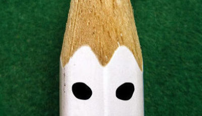 Imagen de un lápiz blanco con ojos simulando uno del kkk