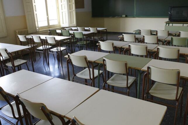 imagen de las mesas vacías de un aula