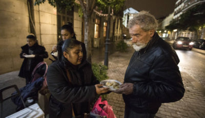 Gabriela ofrece platos de arroz a las puertas del Samur Social de Madrid
