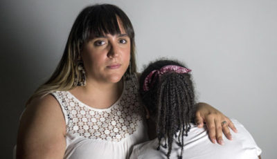Imagen de la madre y la niña (de espaldas) que sufrió el acoso