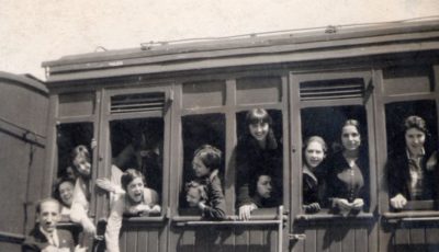 Imagen de las alumnas del Instituto Escuela en el tren en un viaje a Barcelona