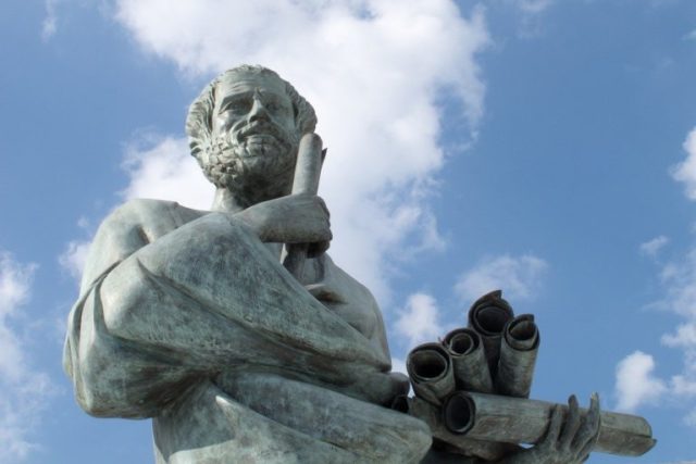 foto de la estatua de un filósofo