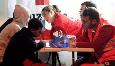 personal de Cruz Roja con varos menores inmigrantes
