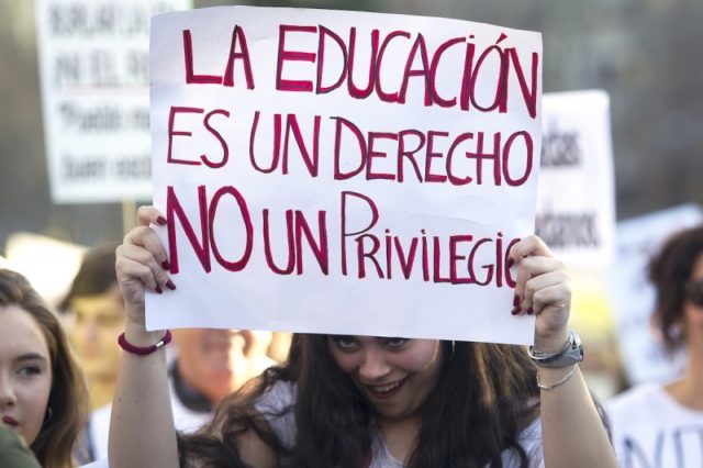 imagen de una manifestación con la pancarta la educación es un derecho