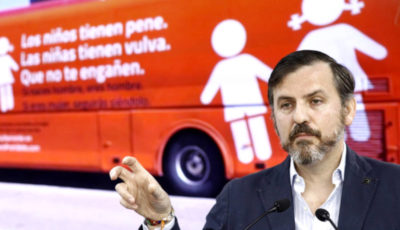 Imagen del presidente de Hazte Oir delante de su autobús
