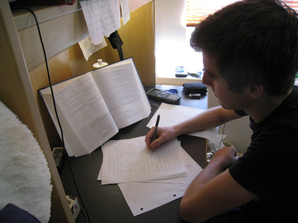 Imagen de un joven estudiando
