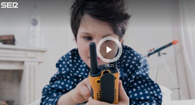 un niño con un walkie talkie