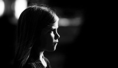 imagen de una niña en blanco y negro