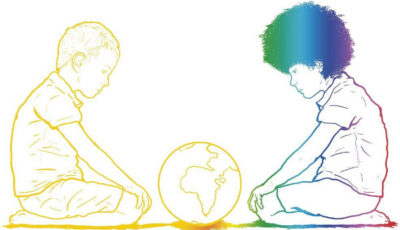 dibujo de dos niños de diferente raza mirando un globo terráqueo