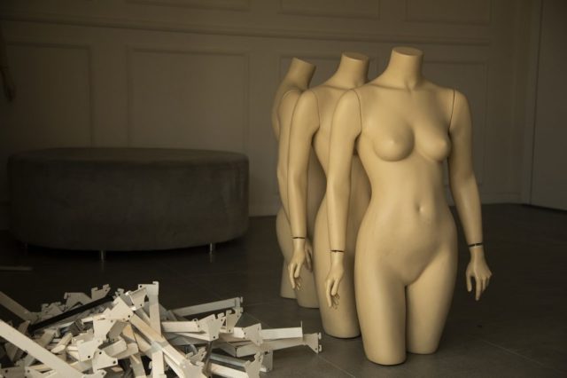 imagen de varios maniquíes desnudos en fila