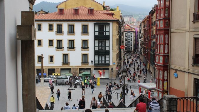 imagen de una plaza de Euskadi