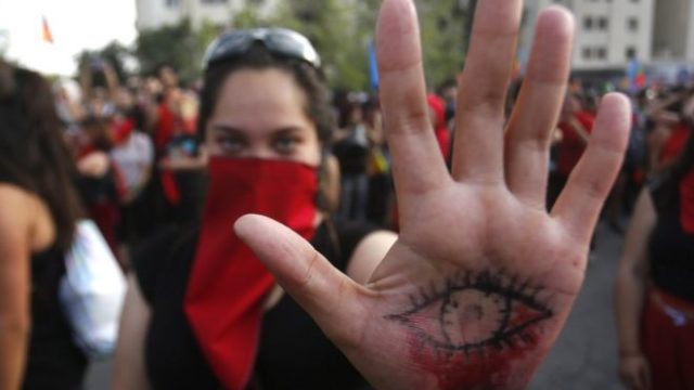una joven en una protesta en Chile