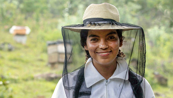 Imagen de una joven apicultora