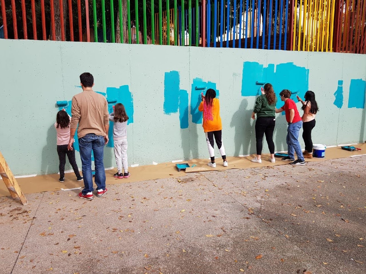 imagen de varios jóvenes pintando un muro