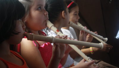 imagen de varias niñas tocando la flauta