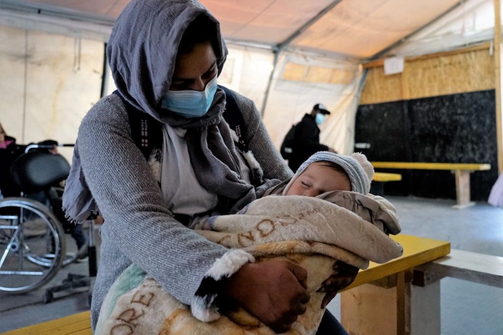 una madre con un bebé en Lesbos