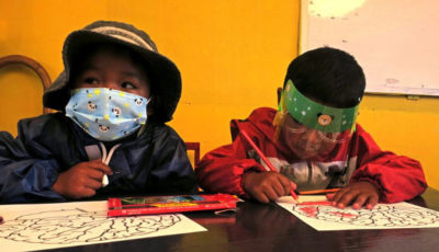 imagen de dos niños bolivianos en clase