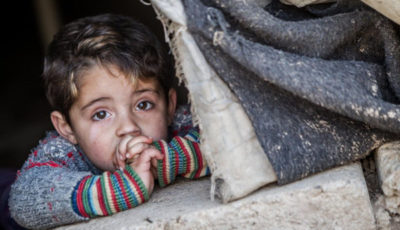 imagen de un niño sirio entre unos escombros