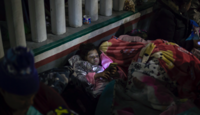 niños envueltos en mantas cerca de la frontera con México
