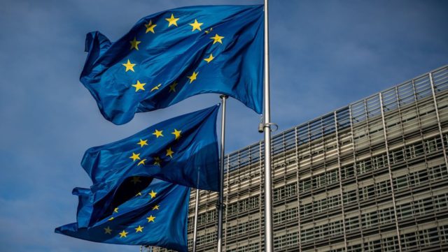 Imagen de la sede de la UE con la bandera