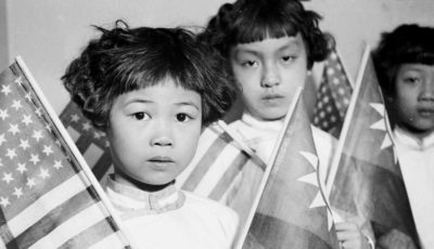 foto antigua de niñas asiáticas con banderas de EEUU