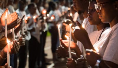mujeres encienden velas en un homenaje a las víctimas de Ruanda