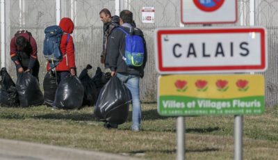 Imagen de varios inmigrantes en un campamento de Calais