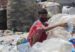imagen de un niño trabajando en un basurero