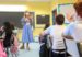 una profesora con mascarilla en una clase