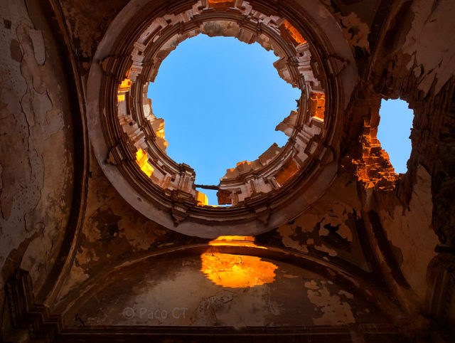 Imagen de la cúpula de un edificio de Belchite destrozado por bombas de la guerra civil española
